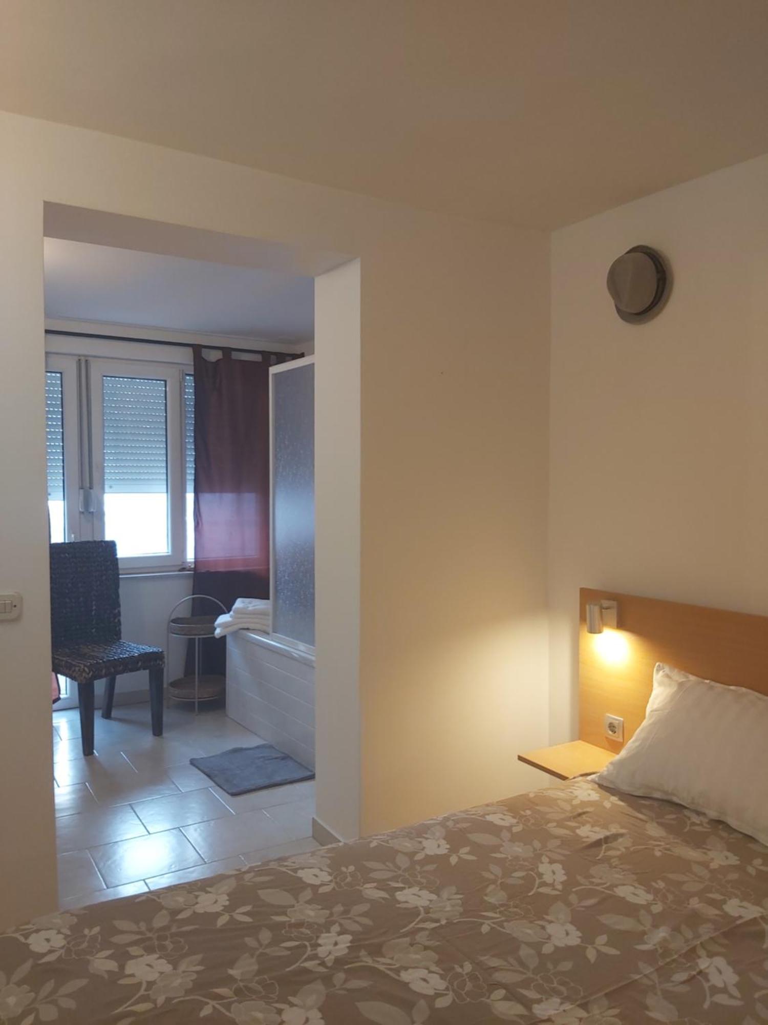 Apartman Luce With Shared Pool Zadar Exteriér fotografie